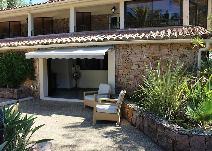 Hotel Domaine De L'oriu 3*